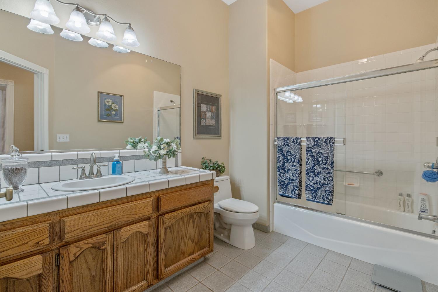 2833 E Laura Ct, Visalia, CA 93292