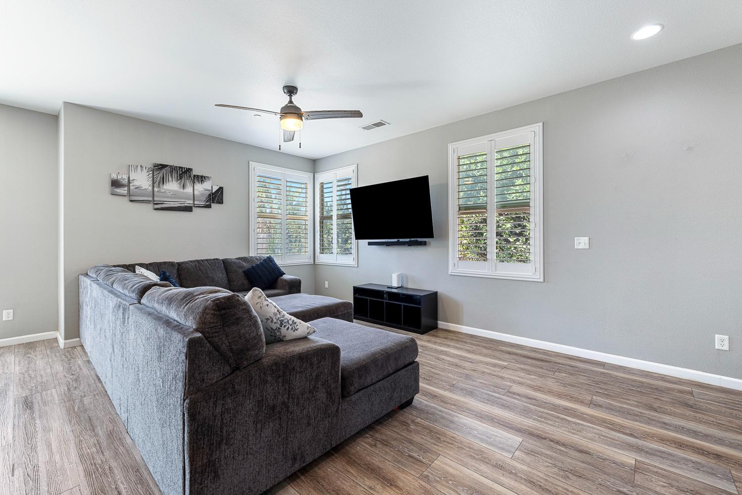 5953 W Turtle Bay Dr, Fresno, CA 93722