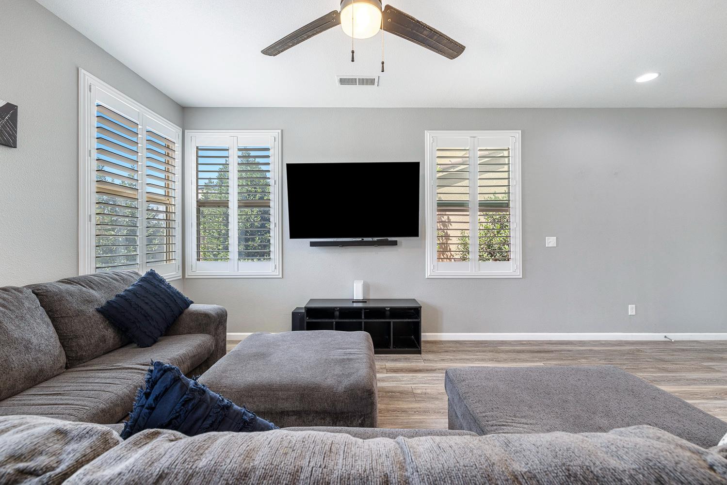5953 W Turtle Bay Dr, Fresno, CA 93722