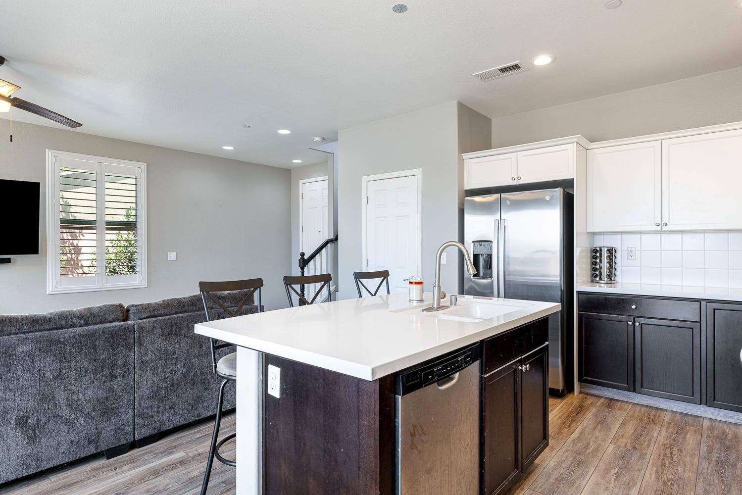 5953 W Turtle Bay Dr, Fresno, CA 93722