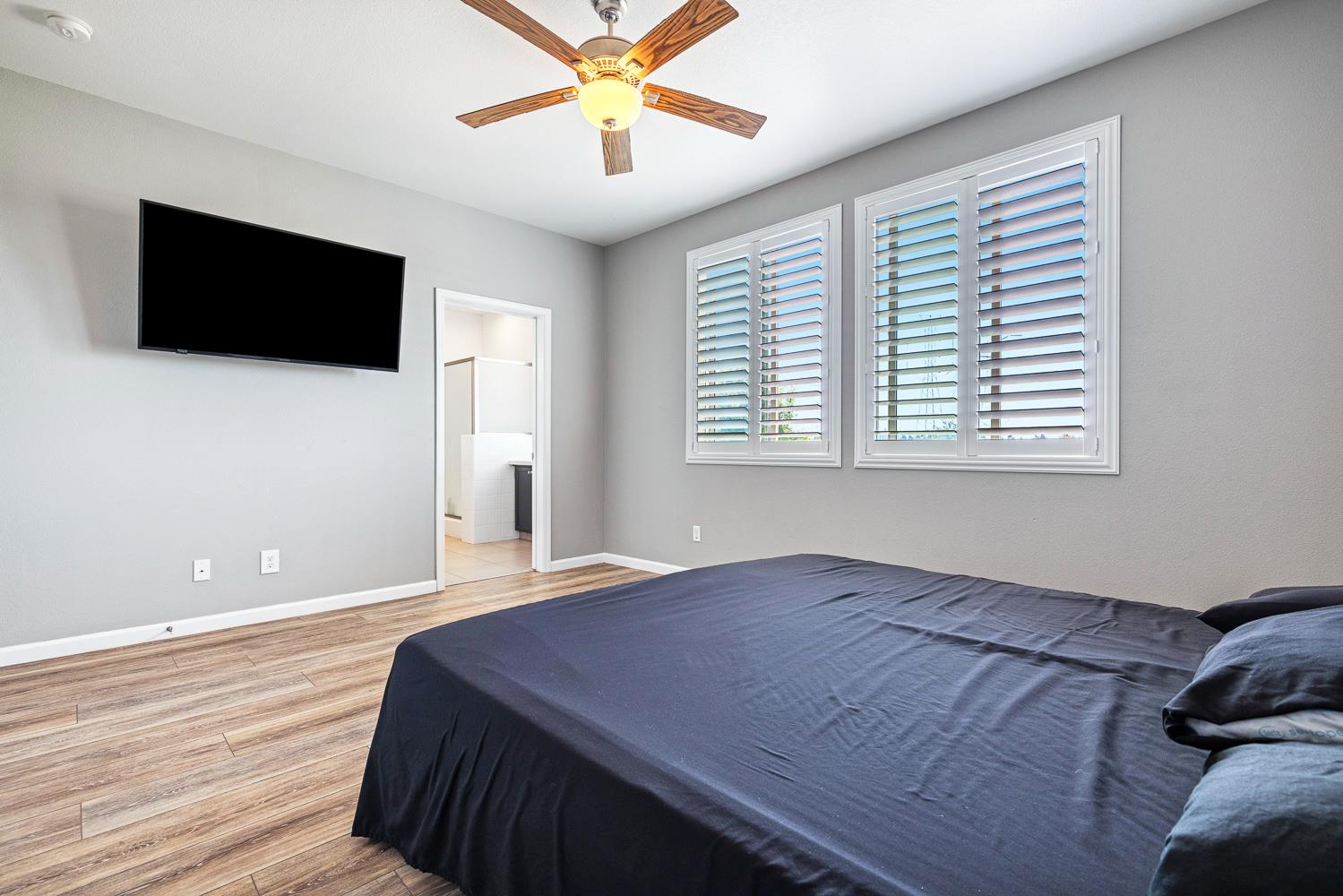 5953 W Turtle Bay Dr, Fresno, CA 93722