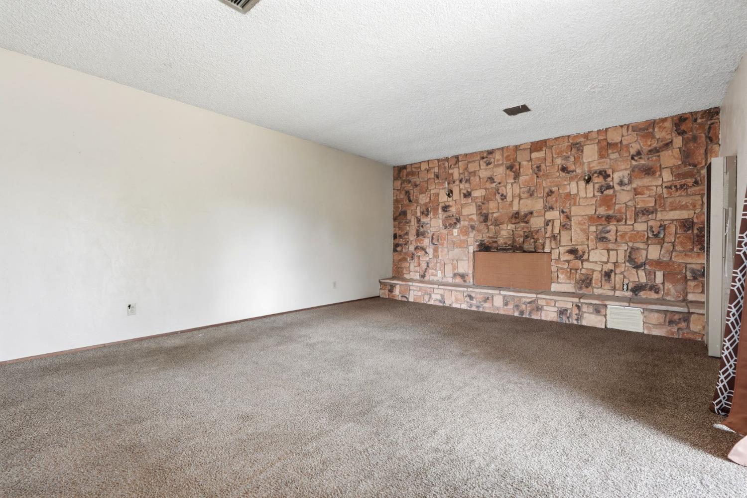 840 Laurel Ave, Lindsay, CA 93247