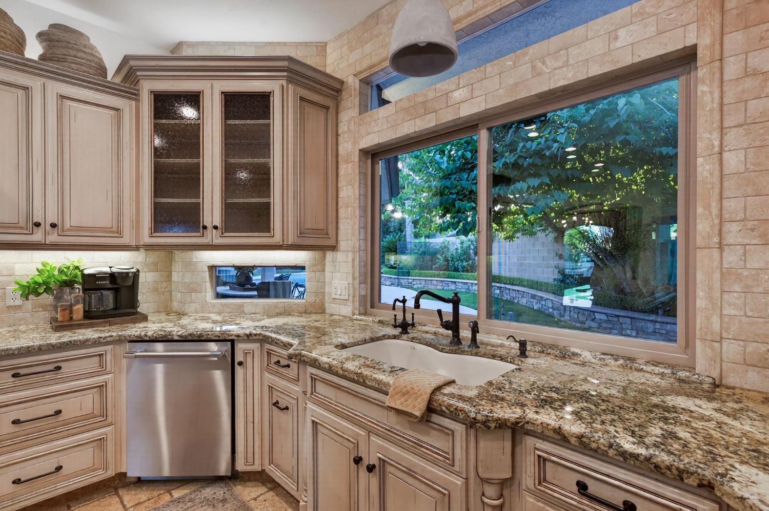 601 Decatur Ave, Clovis, CA 93611