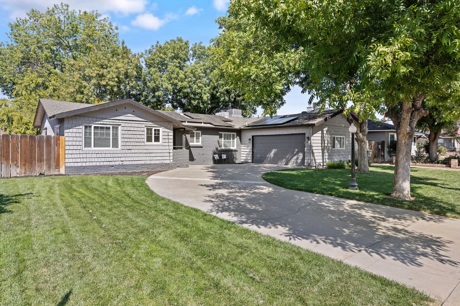 2424 W Fairview Ct, Visalia, CA 93277