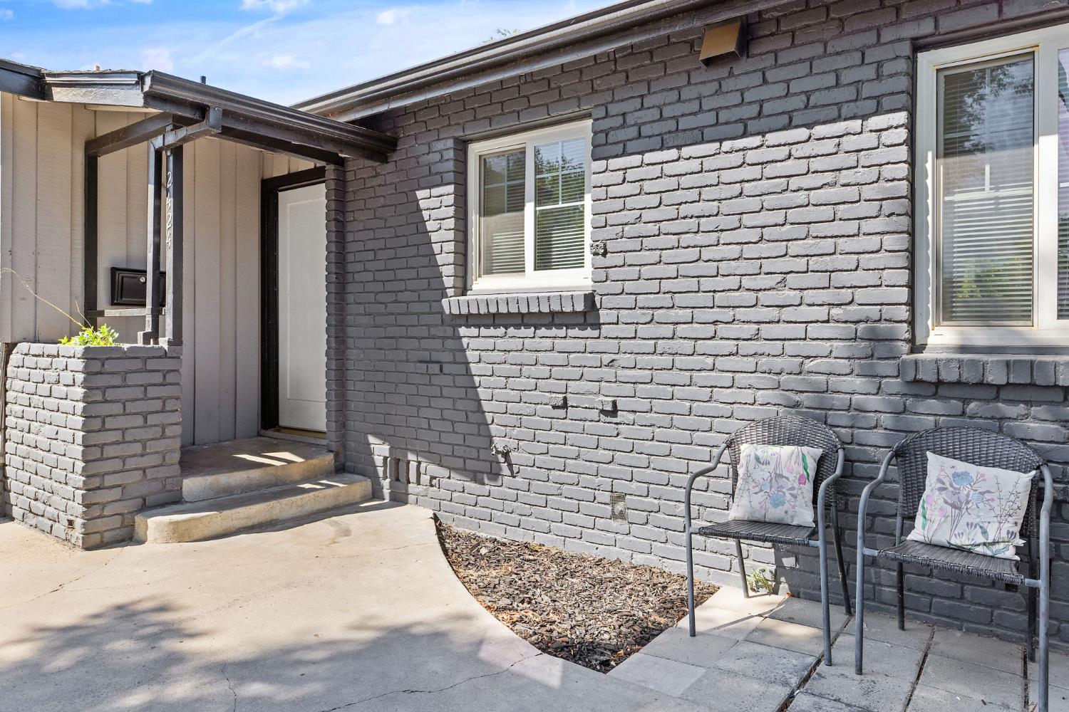 2424 W Fairview Ct, Visalia, CA 93277
