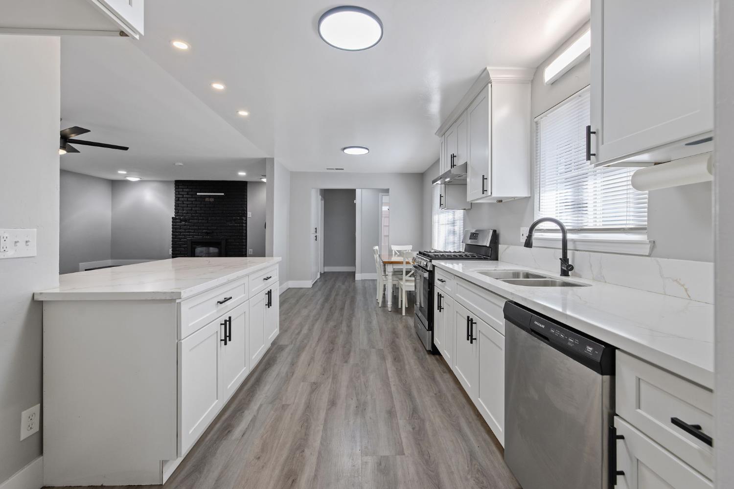 2424 W Fairview Ct, Visalia, CA 93277