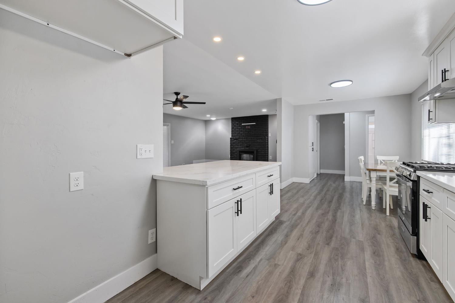 2424 W Fairview Ct, Visalia, CA 93277