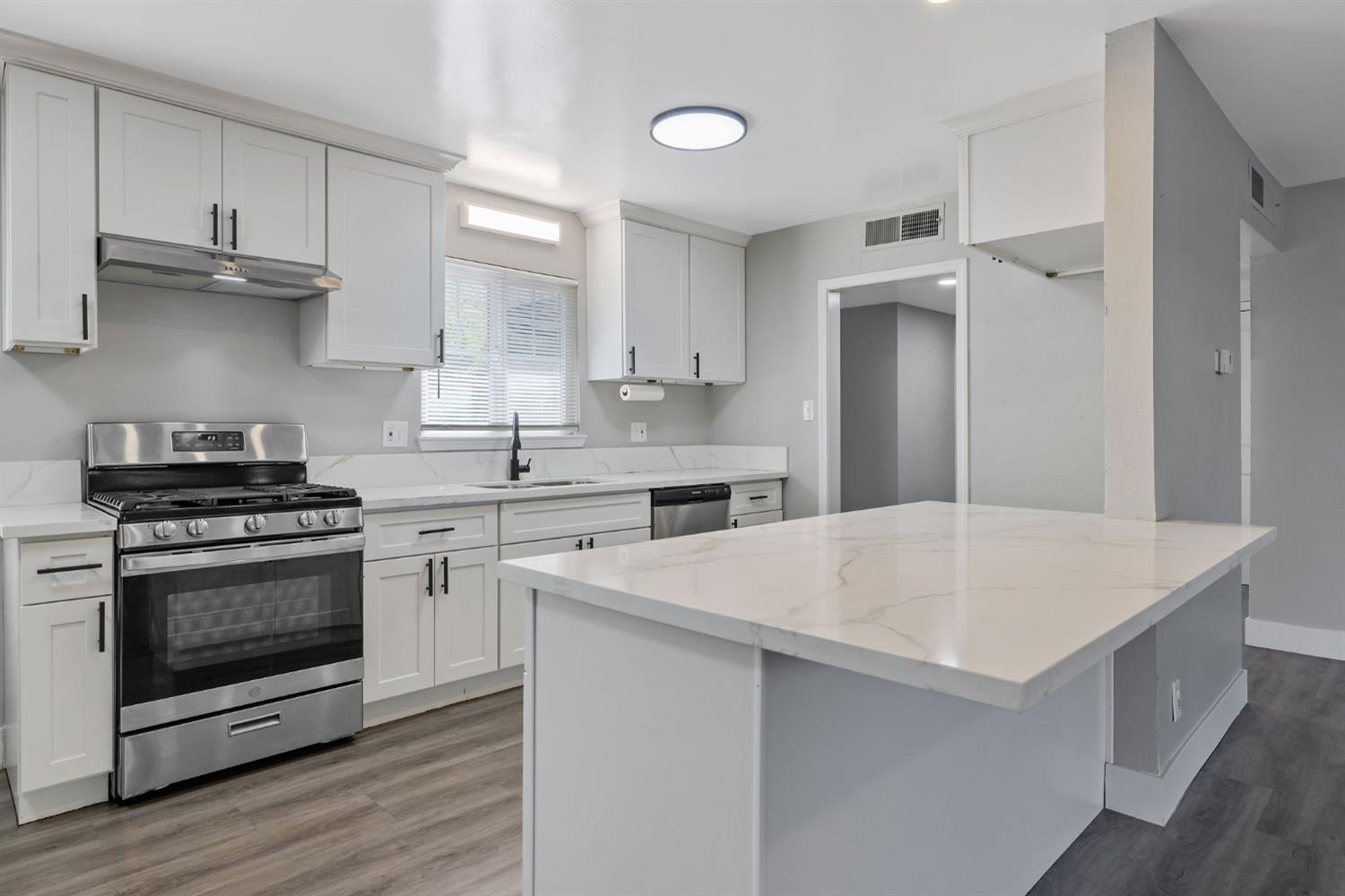 2424 W Fairview Ct, Visalia, CA 93277