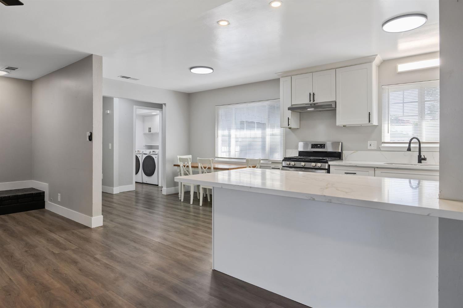 2424 W Fairview Ct, Visalia, CA 93277