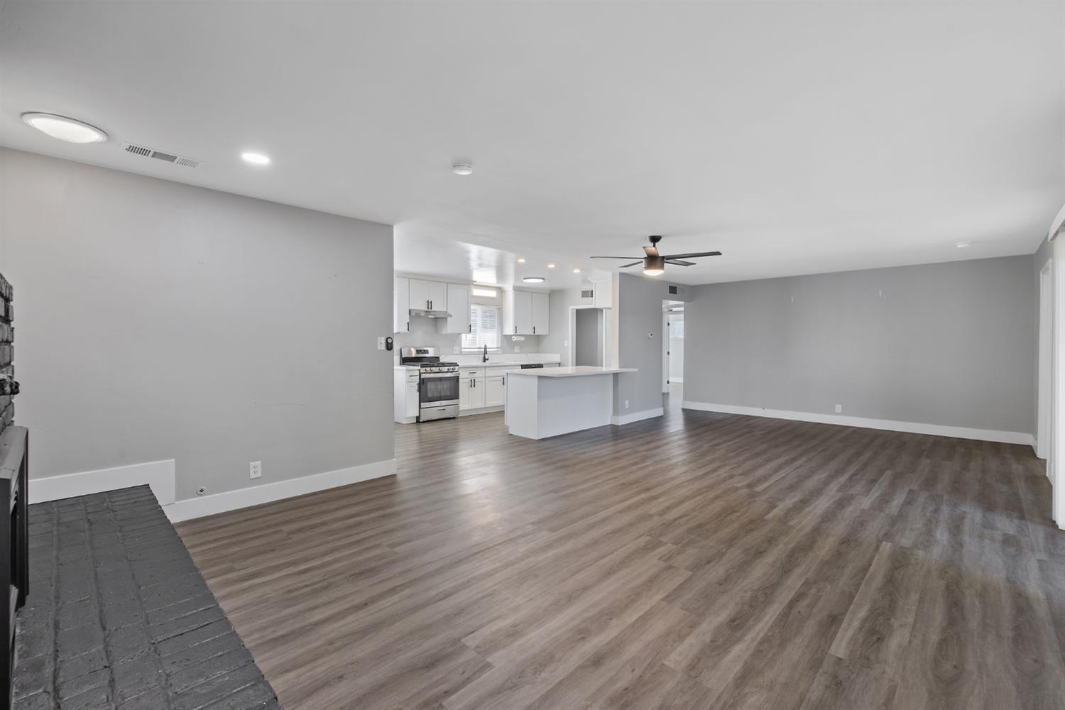 2424 W Fairview Ct, Visalia, CA 93277