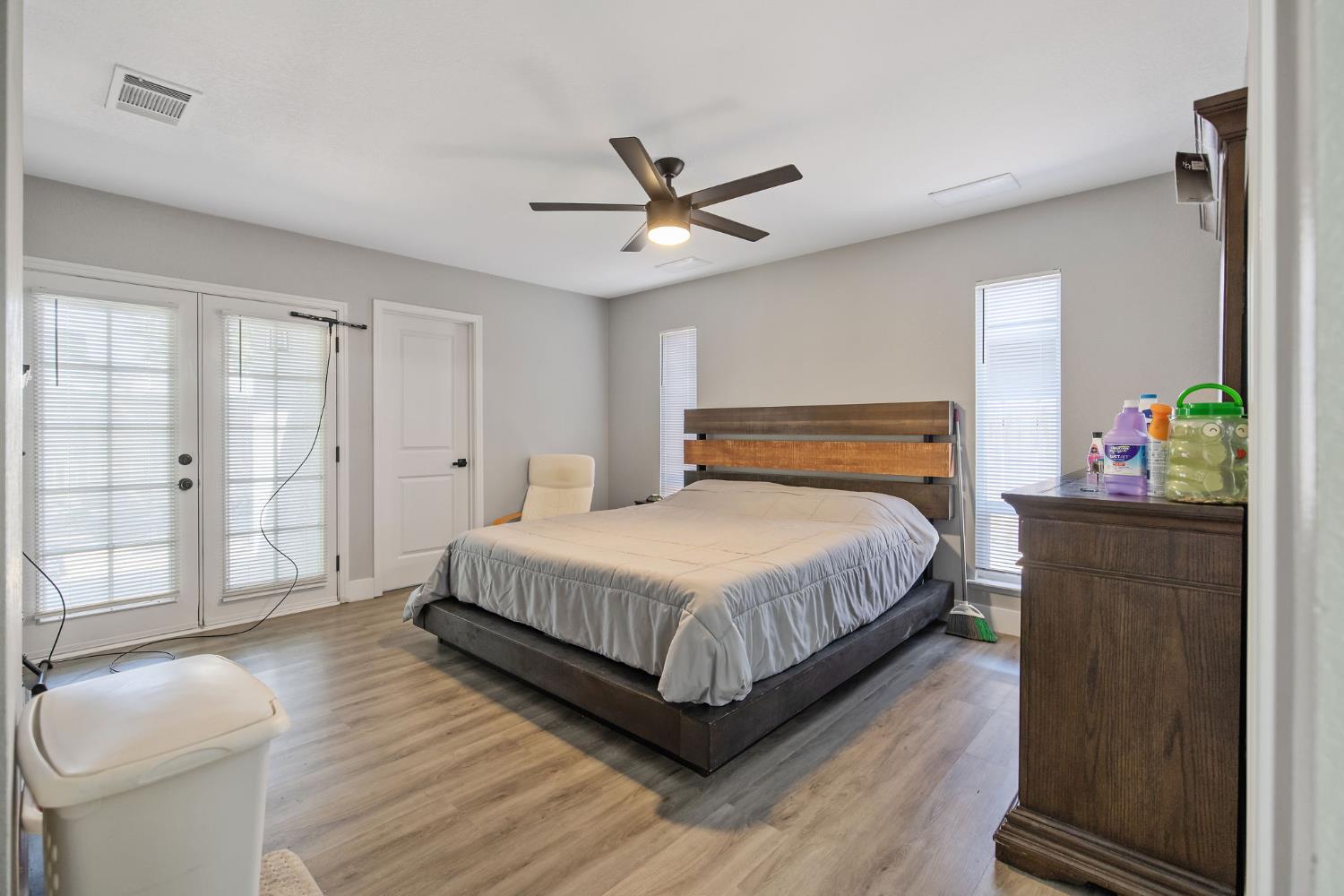 2424 W Fairview Ct, Visalia, CA 93277