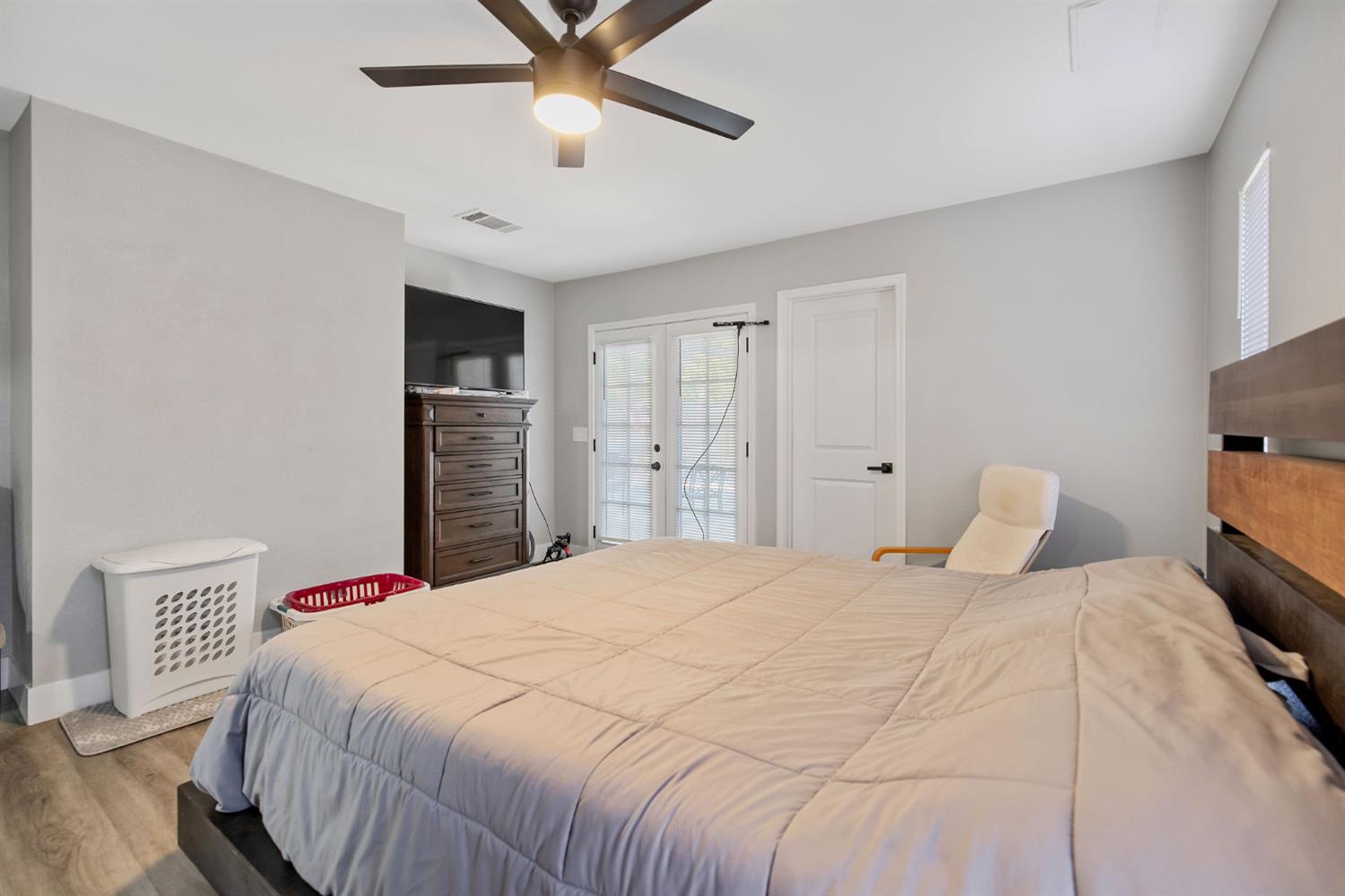 2424 W Fairview Ct, Visalia, CA 93277
