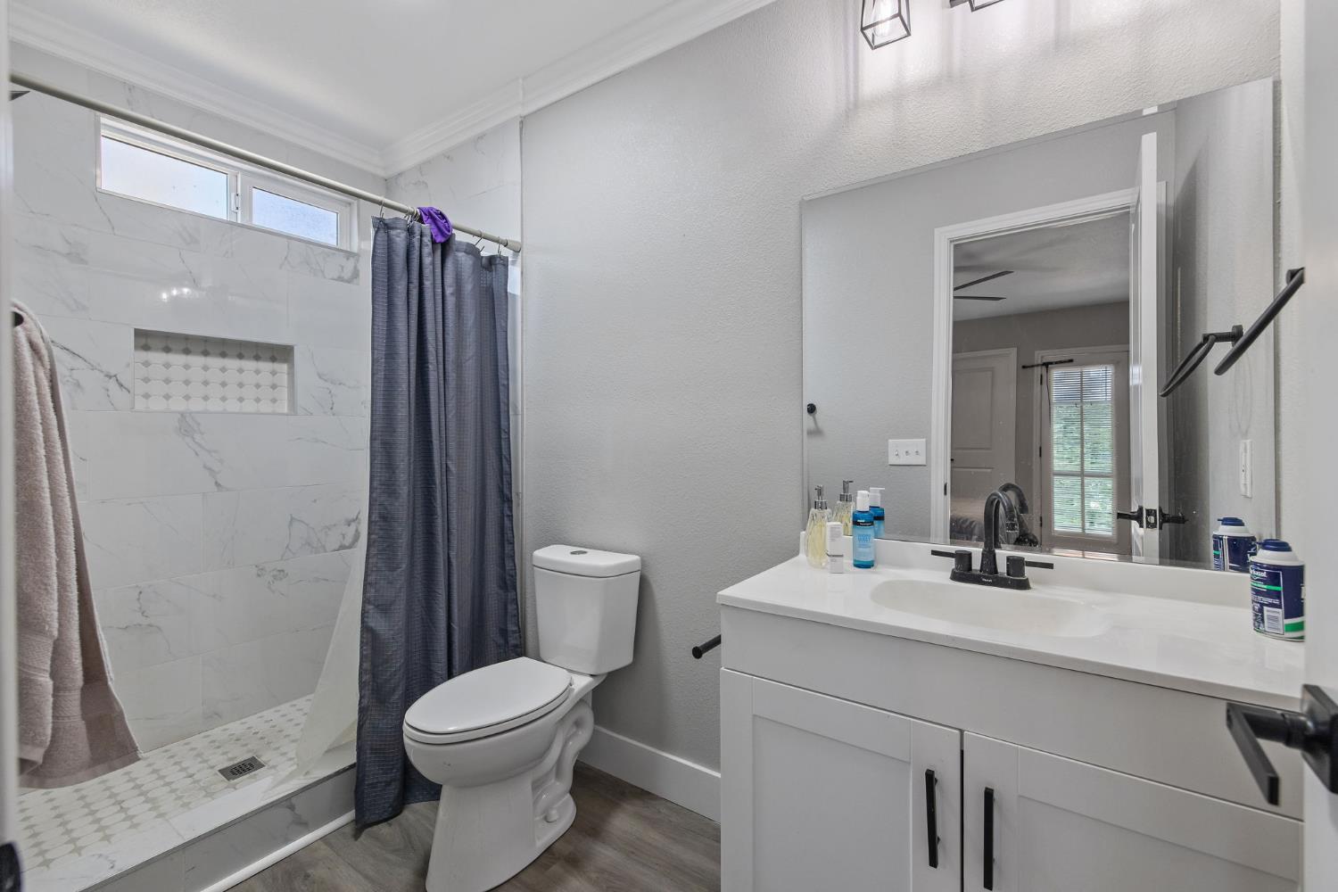 2424 W Fairview Ct, Visalia, CA 93277