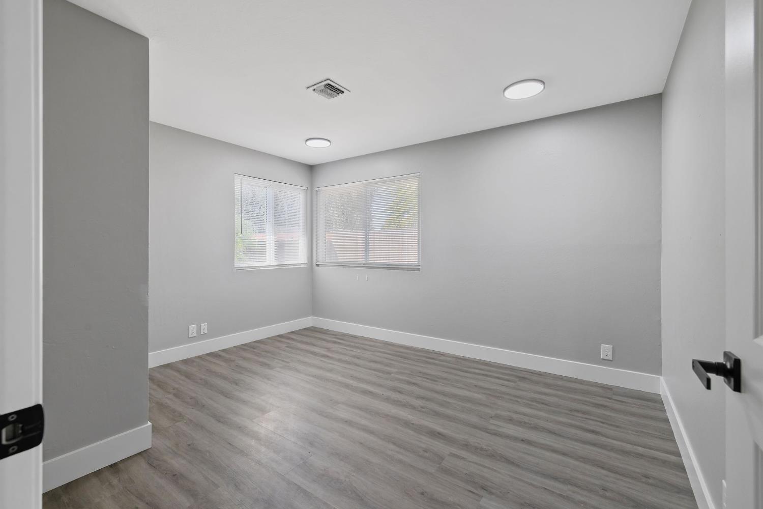 2424 W Fairview Ct, Visalia, CA 93277