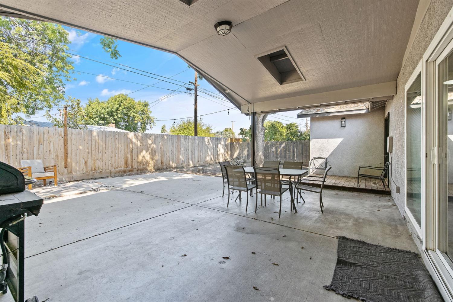 2424 W Fairview Ct, Visalia, CA 93277