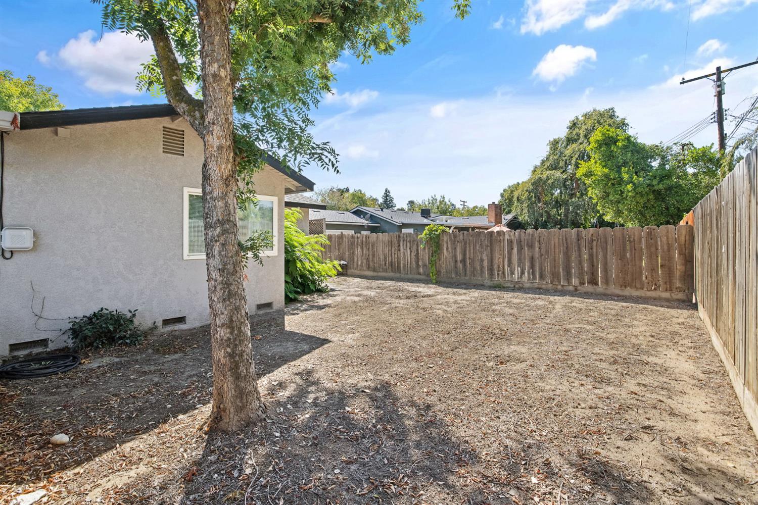 2424 W Fairview Ct, Visalia, CA 93277