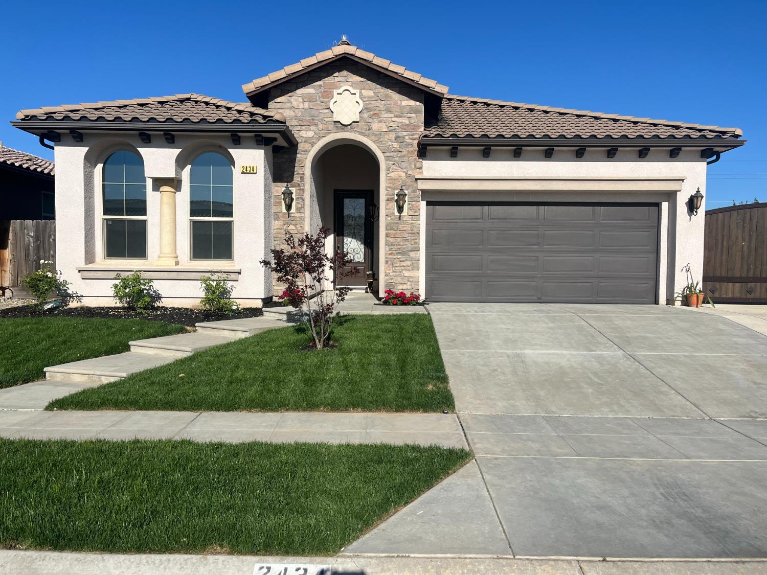 2434 S Claremont Ave, Fresno, CA 93727
