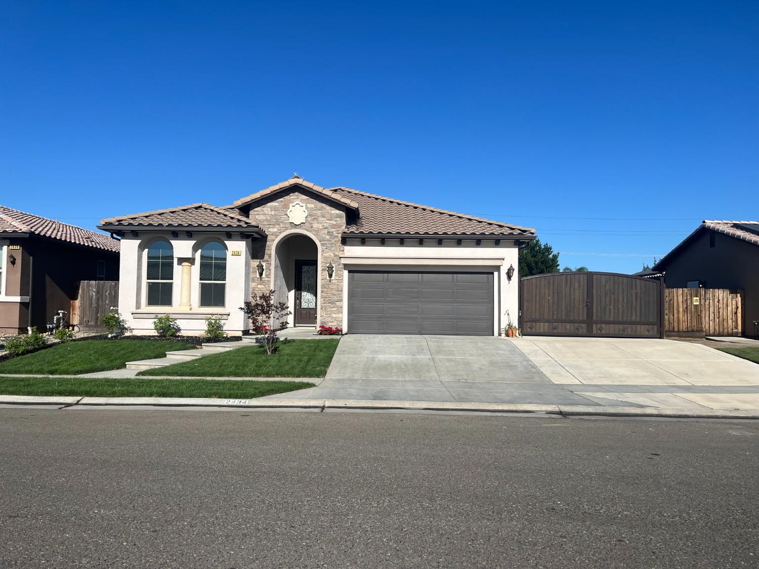 2434 S Claremont Ave, Fresno, CA 93727