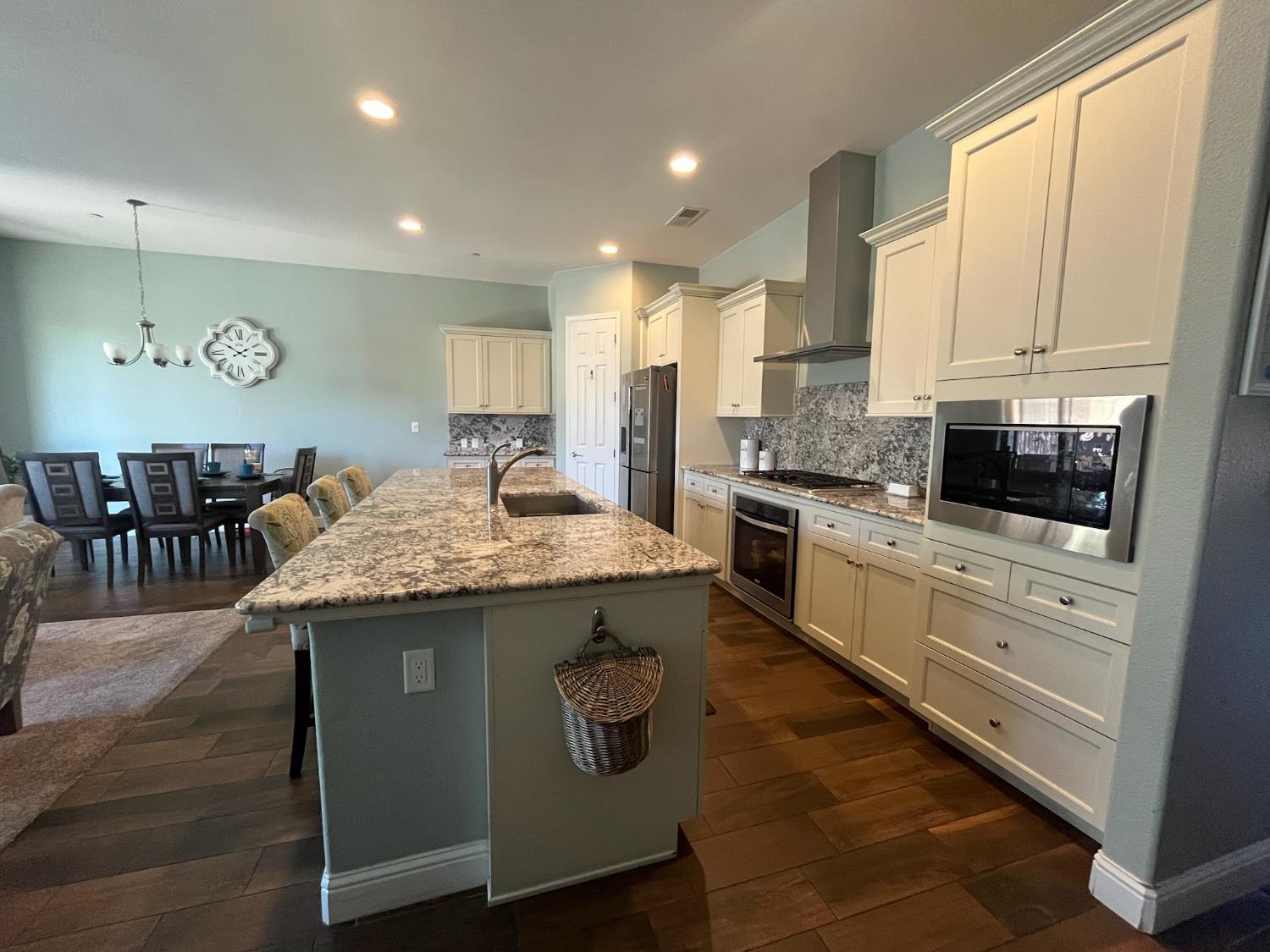2434 S Claremont Ave, Fresno, CA 93727
