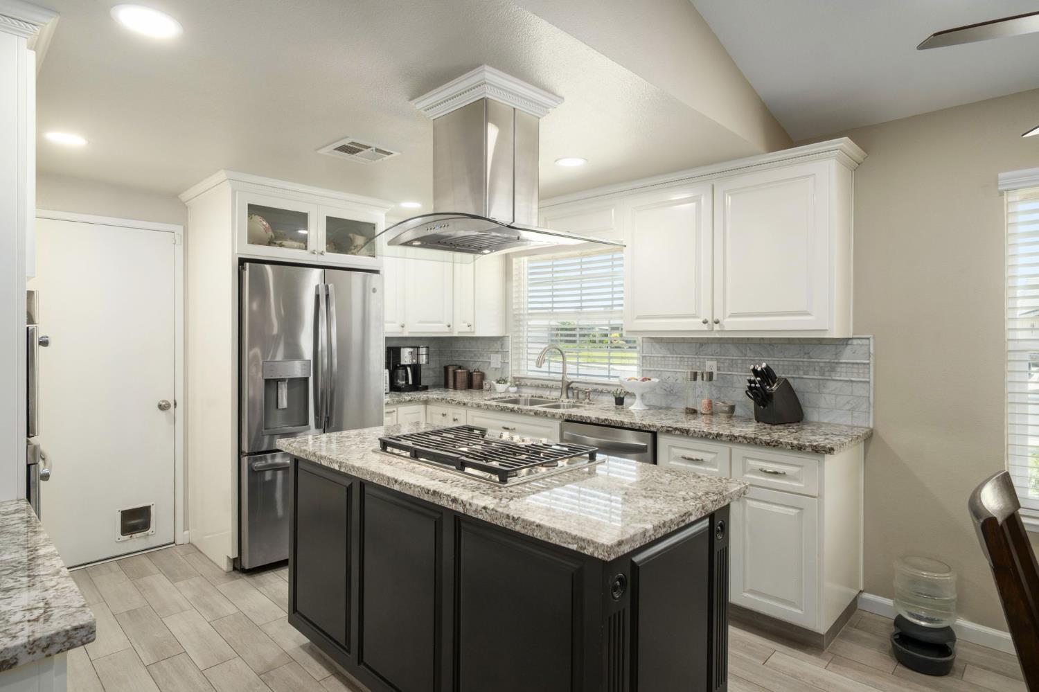 820 N Nichols Ave, Dinuba, CA 93618