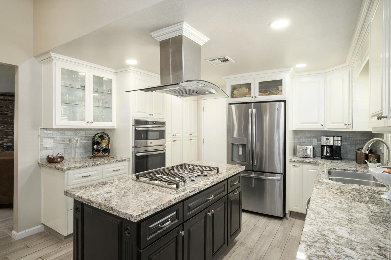 820 N Nichols Ave, Dinuba, CA 93618