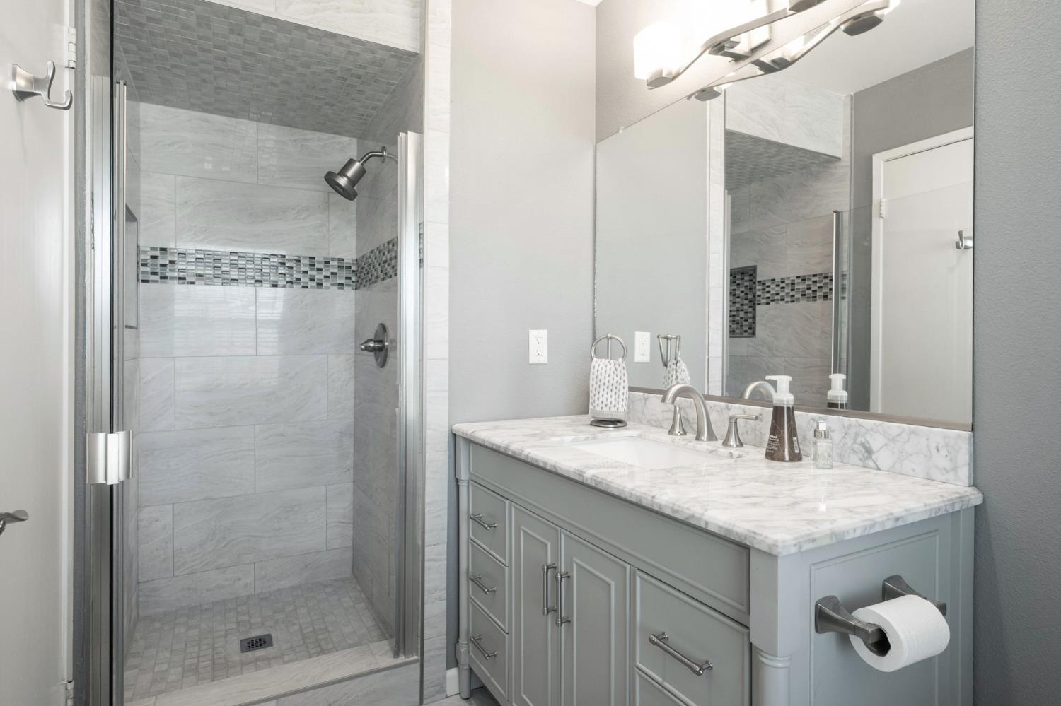 820 N Nichols Ave, Dinuba, CA 93618