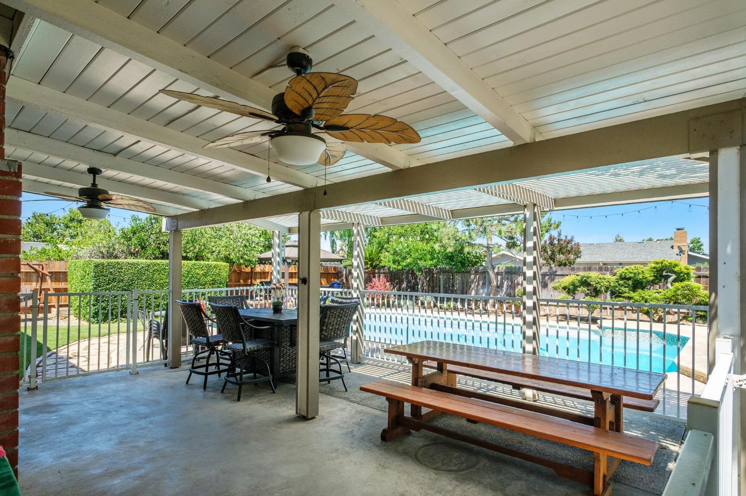 820 N Nichols Ave, Dinuba, CA 93618