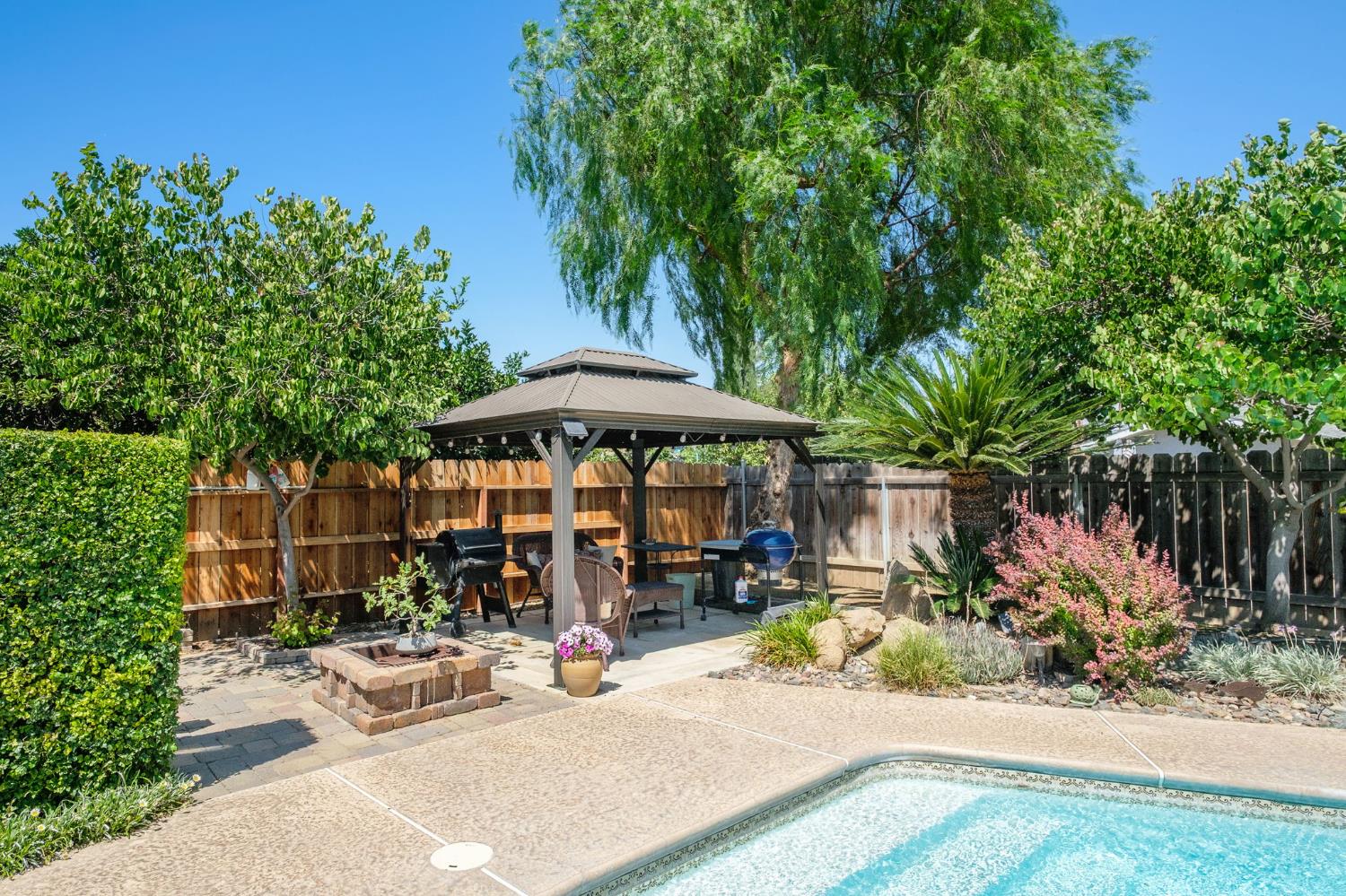 820 N Nichols Ave, Dinuba, CA 93618