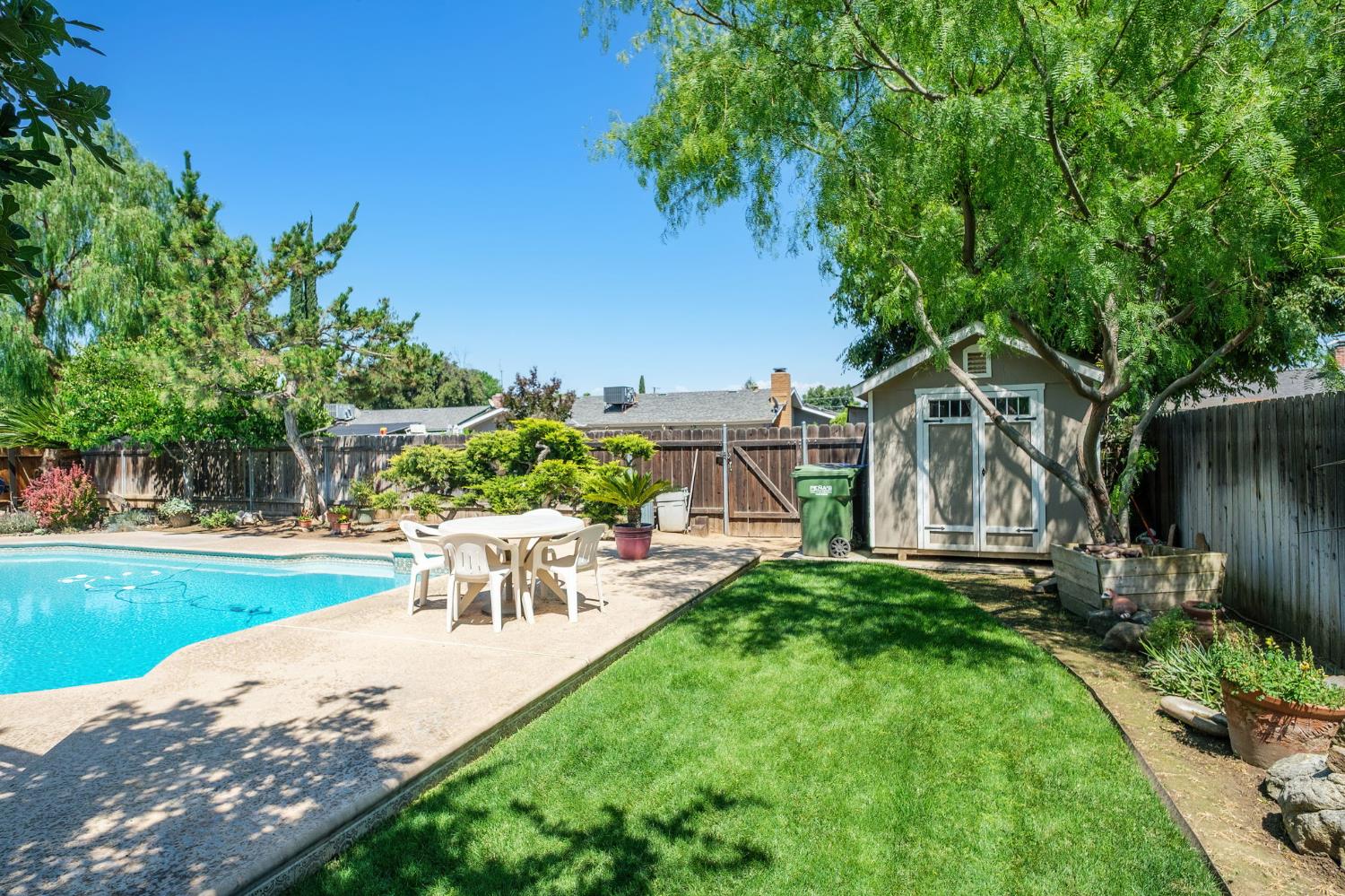 820 N Nichols Ave, Dinuba, CA 93618