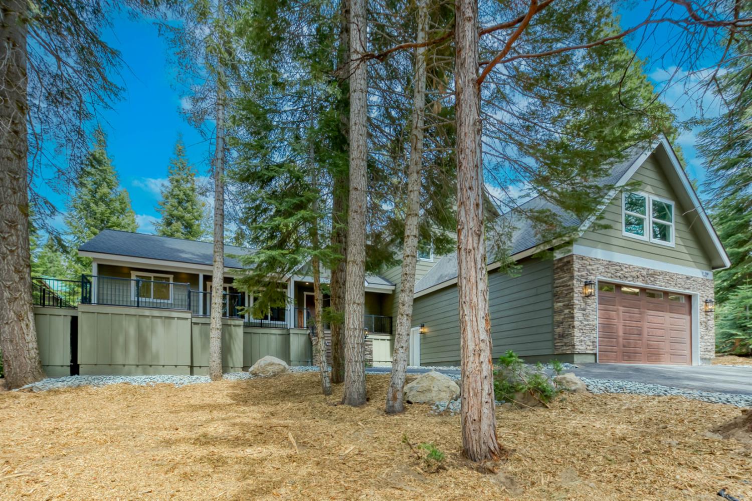 39484 Crest Point Ln, Shaver Lake, CA 93664