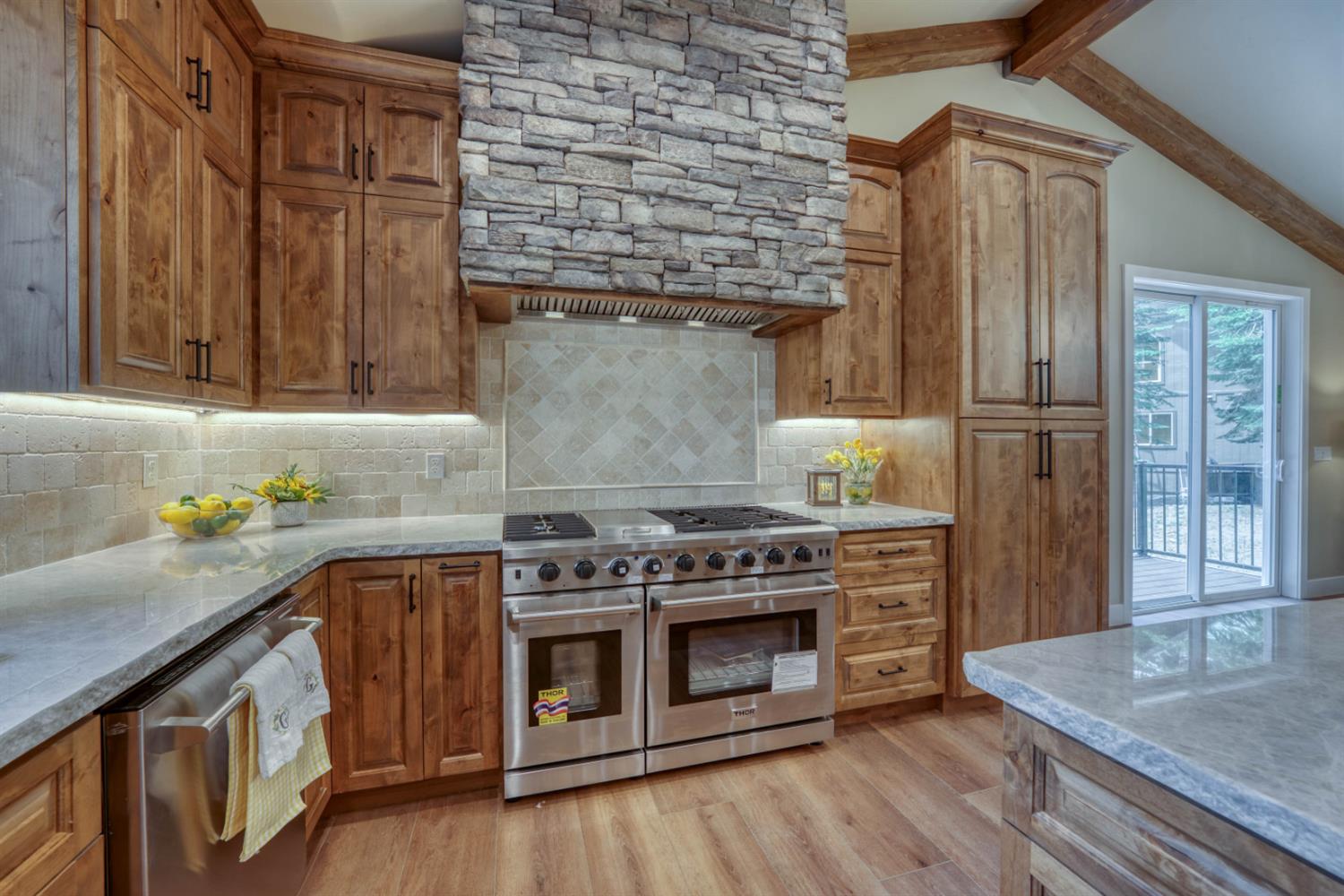 39484 Crest Point Ln, Shaver Lake, CA 93664