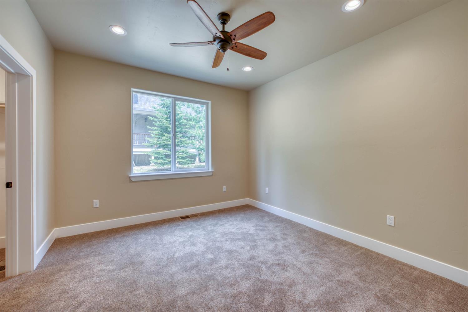 39484 Crest Point Ln, Shaver Lake, CA 93664