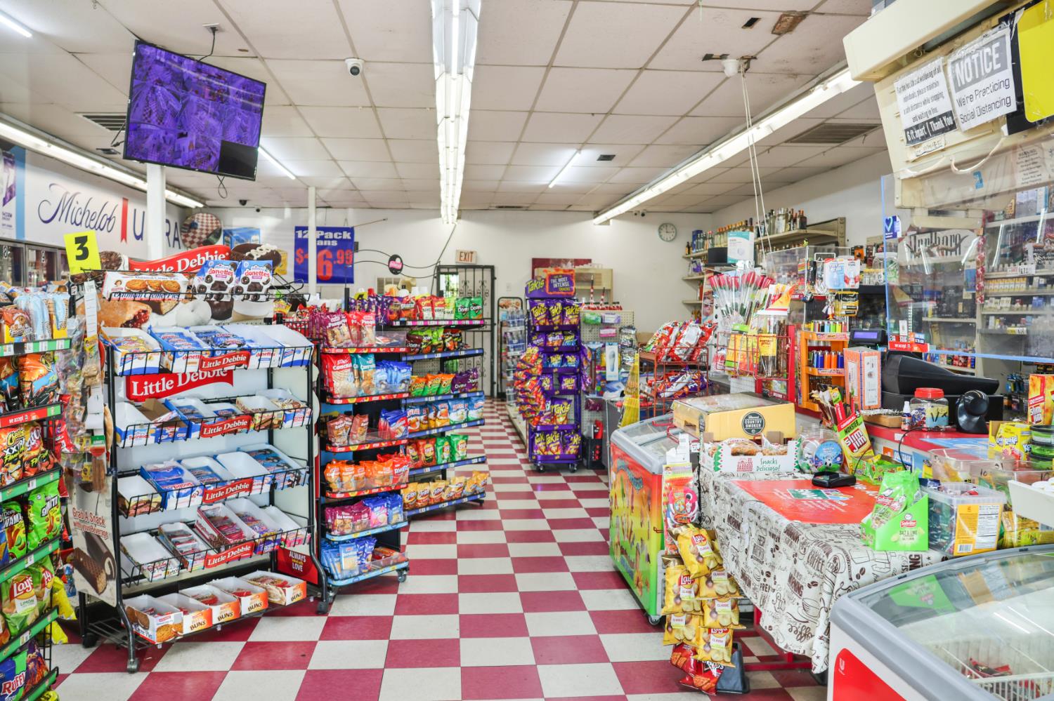 1576 N 1St St, Fresno, CA 93703