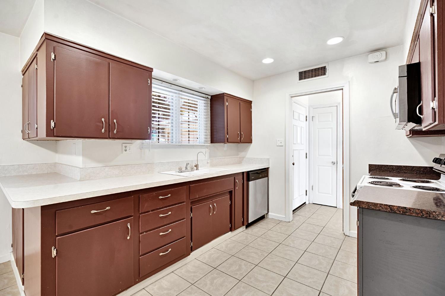 4656 N 5th St, Fresno, CA 93726