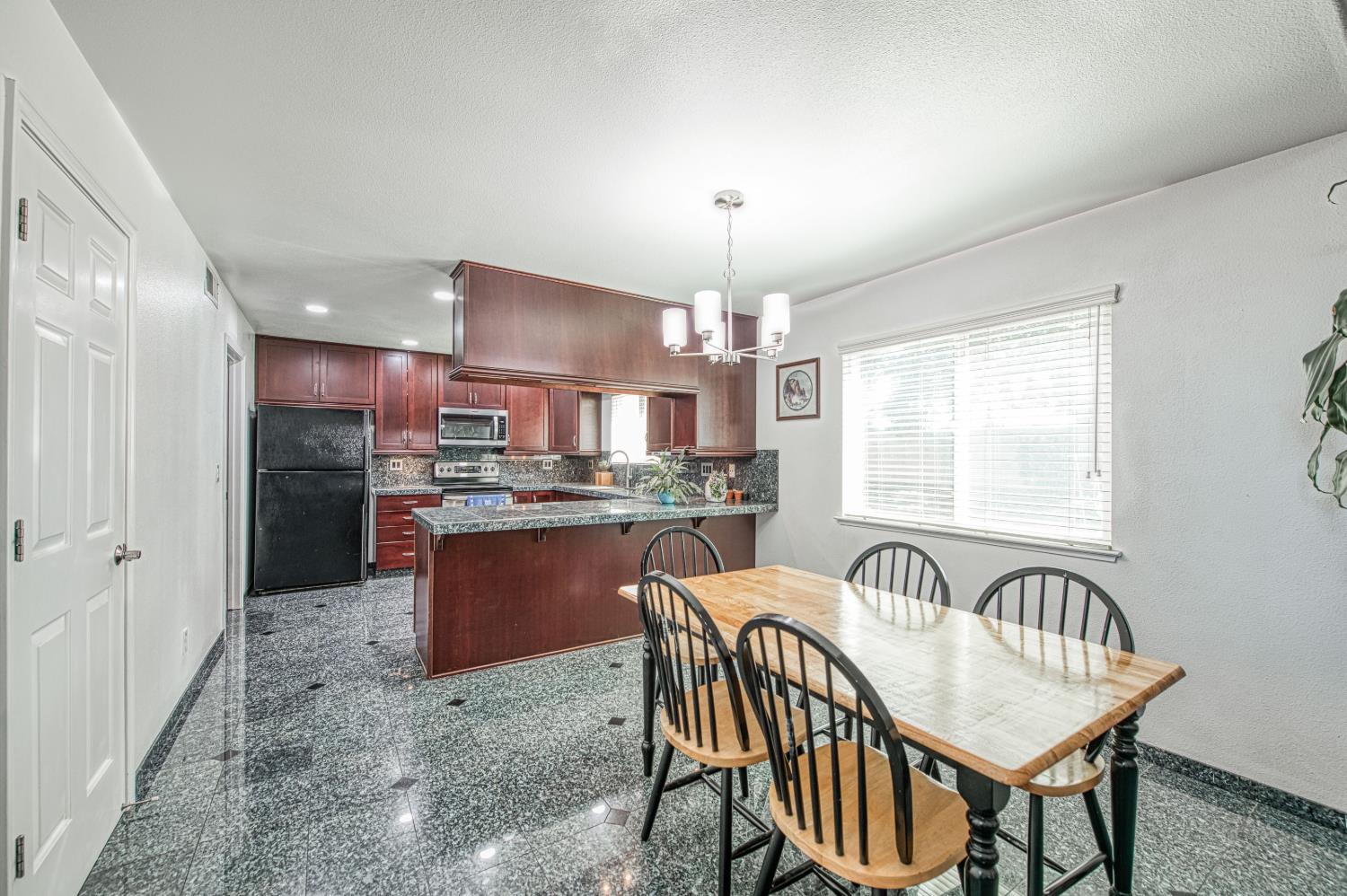 802 N Stanford Ave, Clovis, CA 93611