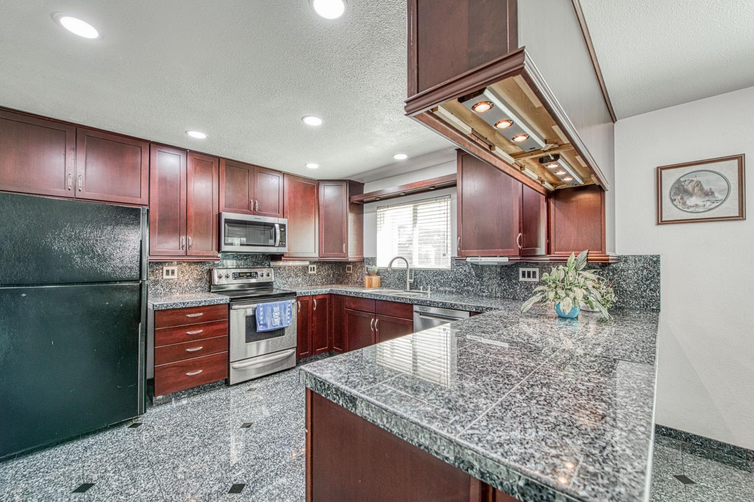 802 N Stanford Ave, Clovis, CA 93611