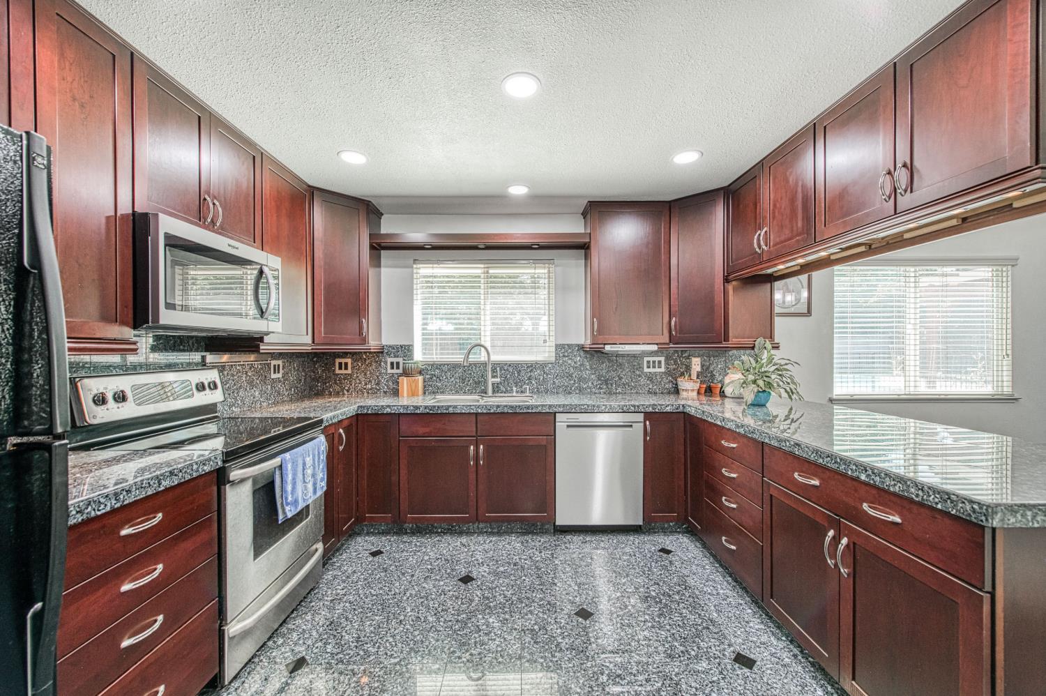 802 N Stanford Ave, Clovis, CA 93611
