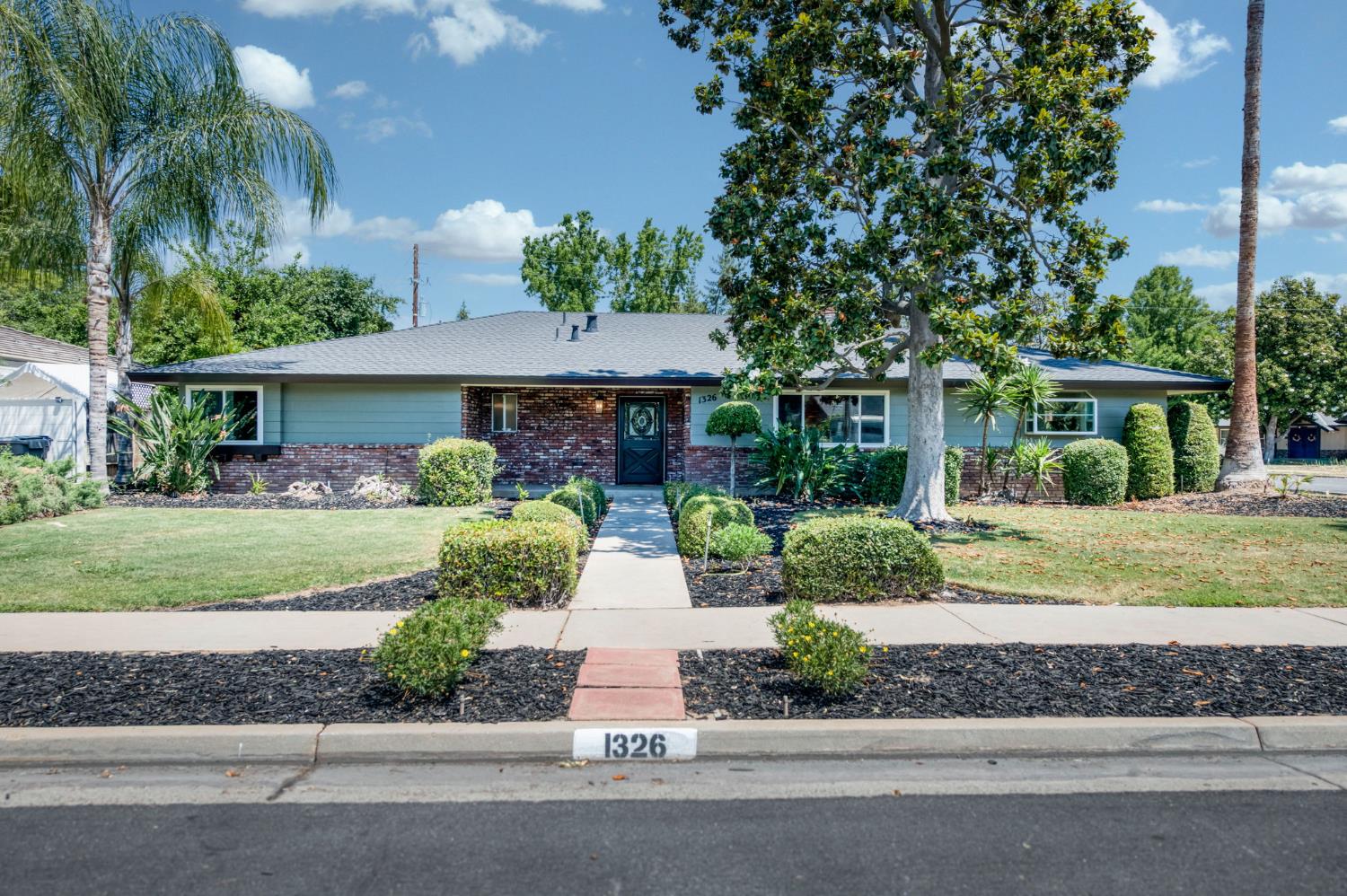 1326 W Escalon Ave, Fresno, CA 93711