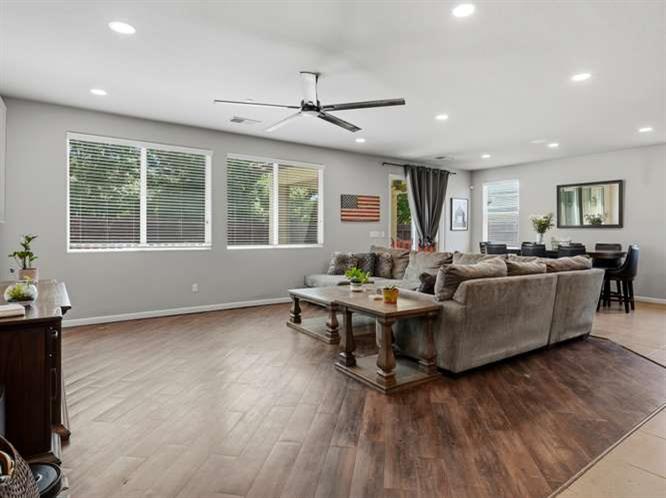 899 Blackwood Ave, Clovis, CA 93619