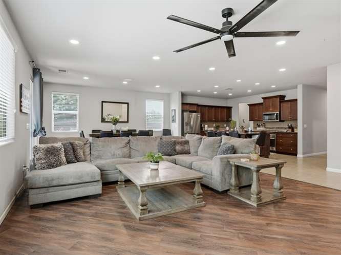 899 Blackwood Ave, Clovis, CA 93619