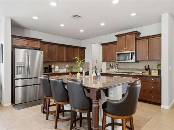 899 Blackwood Ave, Clovis, CA 93619