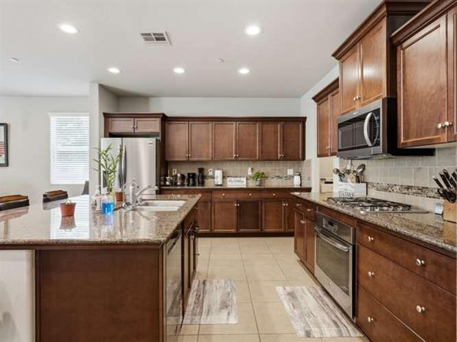 899 Blackwood Ave, Clovis, CA 93619