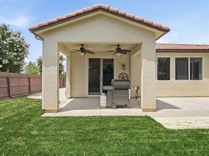899 Blackwood Ave, Clovis, CA 93619