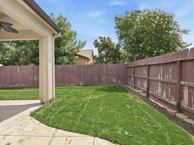 899 Blackwood Ave, Clovis, CA 93619