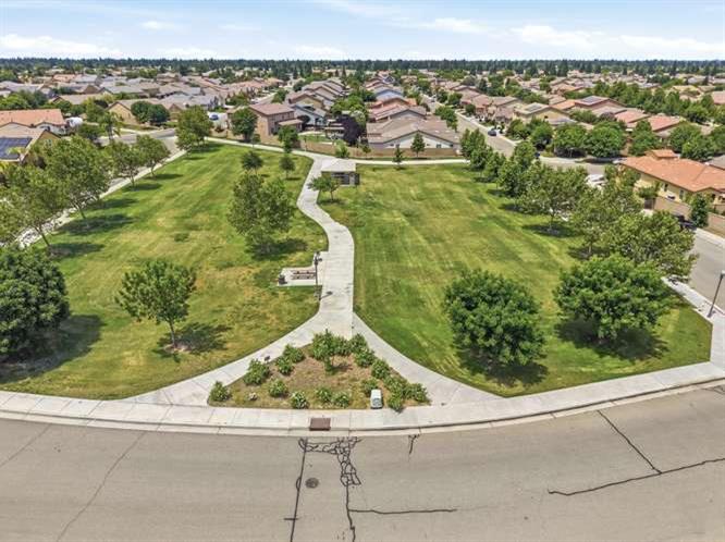 899 Blackwood Ave, Clovis, CA 93619