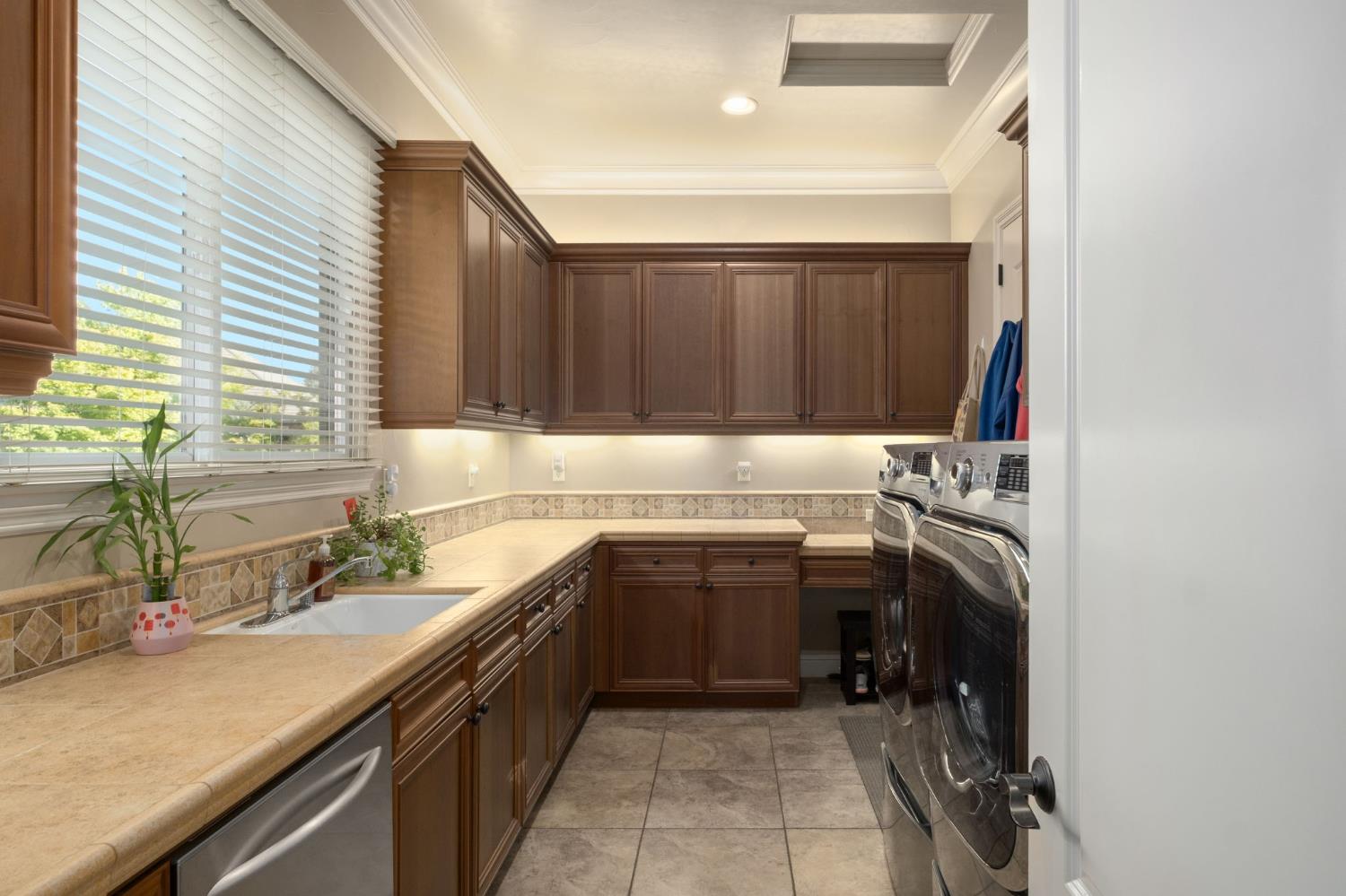 11232 N Burnhaven Way, Fresno, CA 93730