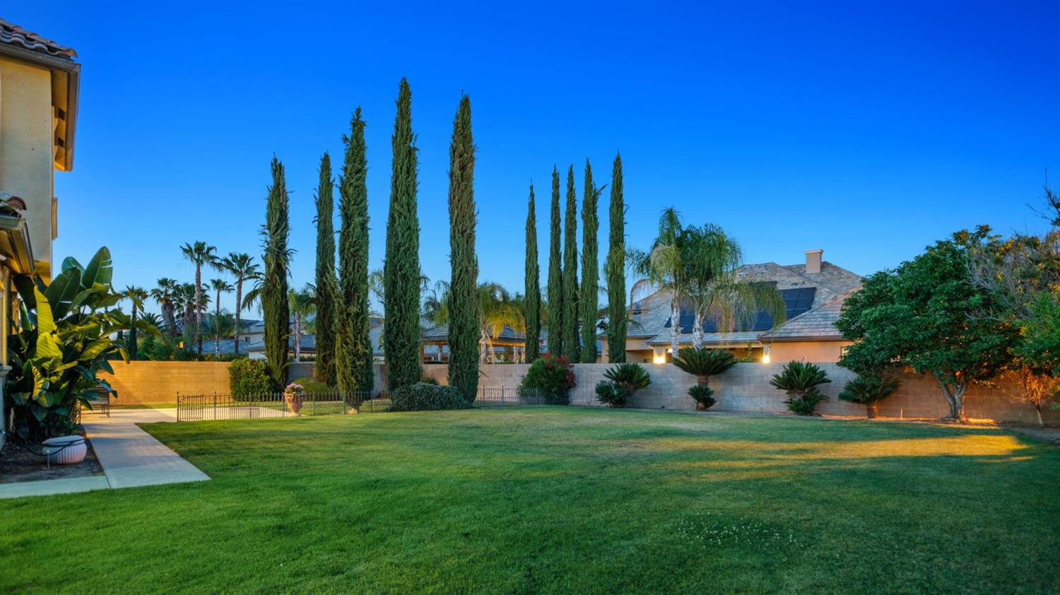 11232 N Burnhaven Way, Fresno, CA 93730