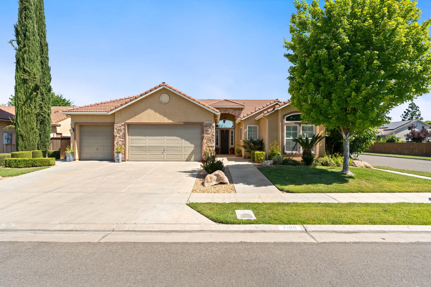 7188 W Oswego Ave, Fresno, CA 93723