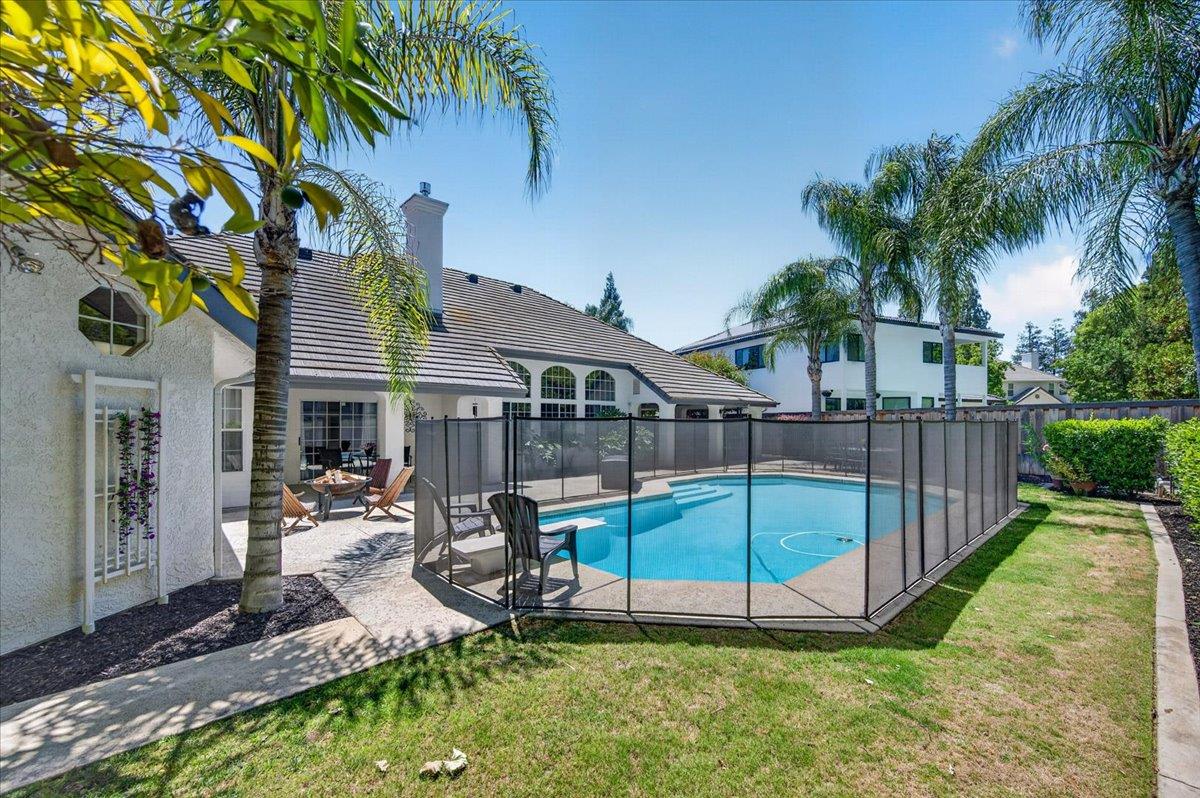 1306 E Valley Forge Dr, Fresno, CA 93720