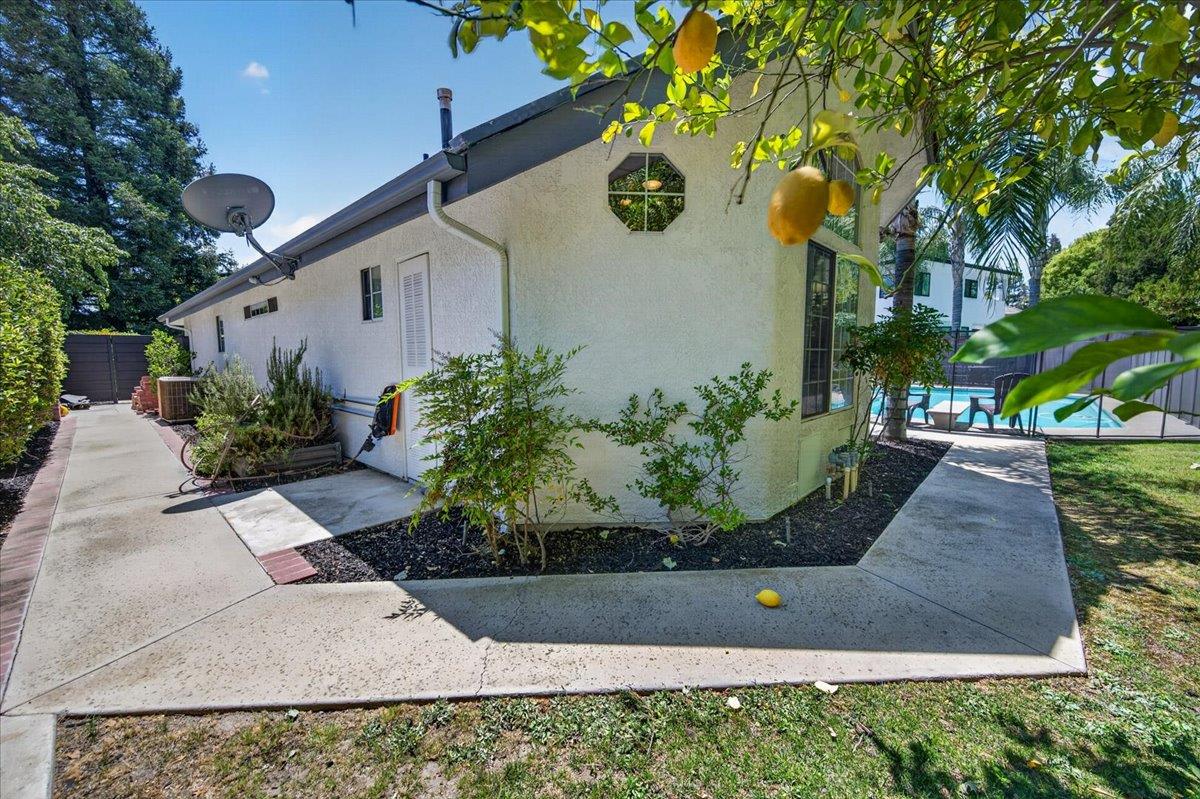 1306 E Valley Forge Dr, Fresno, CA 93720